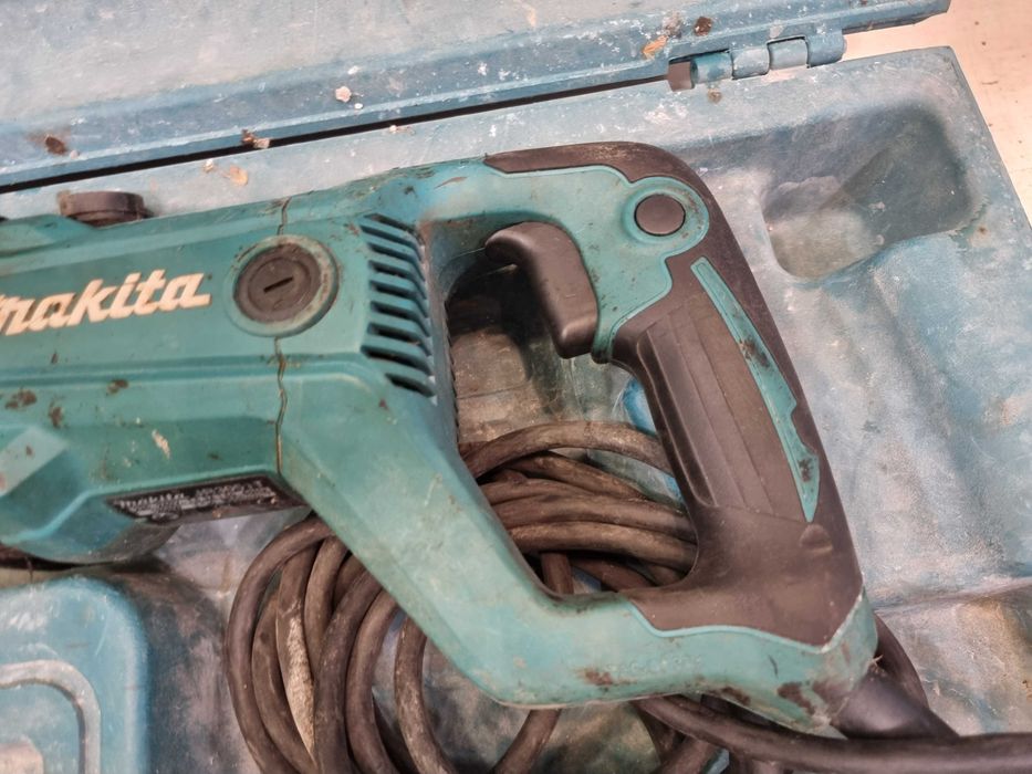 Саблен трион Makita