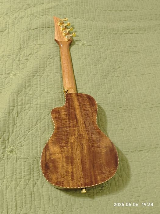 Продам музыкальный инструмент Укулеле