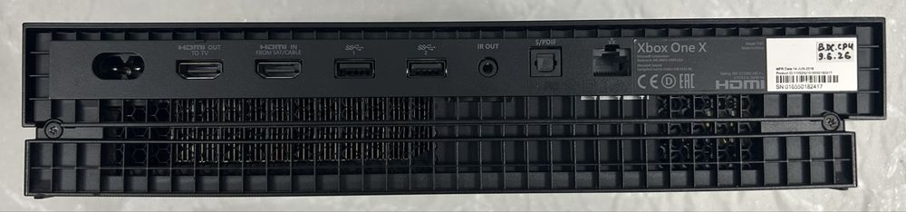 Xbox One X 1 ТБ SSD + 2 геймпада