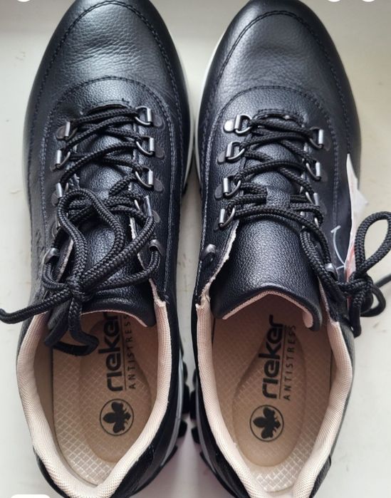 Кроссовки женские