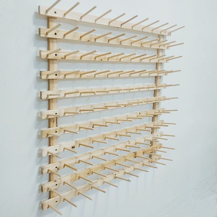 Настенная вешалка для ниток