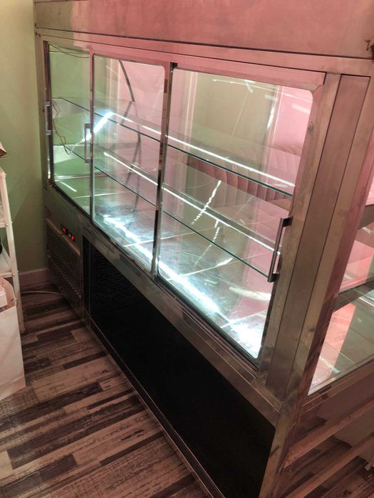 Tort va pishiriqlar uchun Vitrina xoldilnik sotiladi