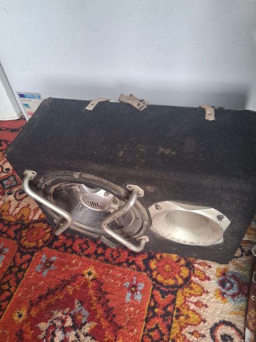 Tub de bass și stație.