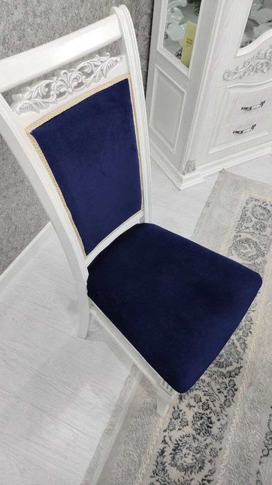 Мебель для гостинной .Стол и 12 стульев