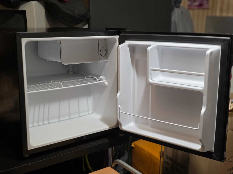 Мини хладилник / мини бар StarLight – черен, като нов, без забележки