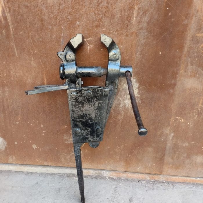 Тиски слесарные, сталь 100 процентов