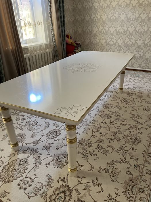 Стол для гостинной