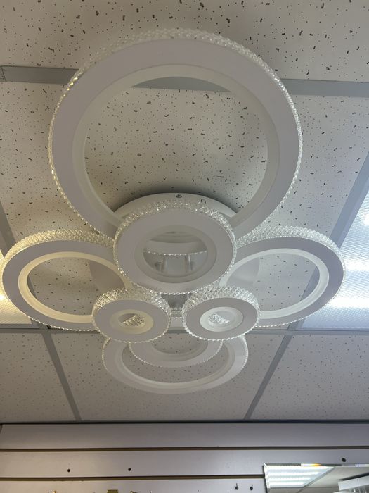 Продам люстры новые