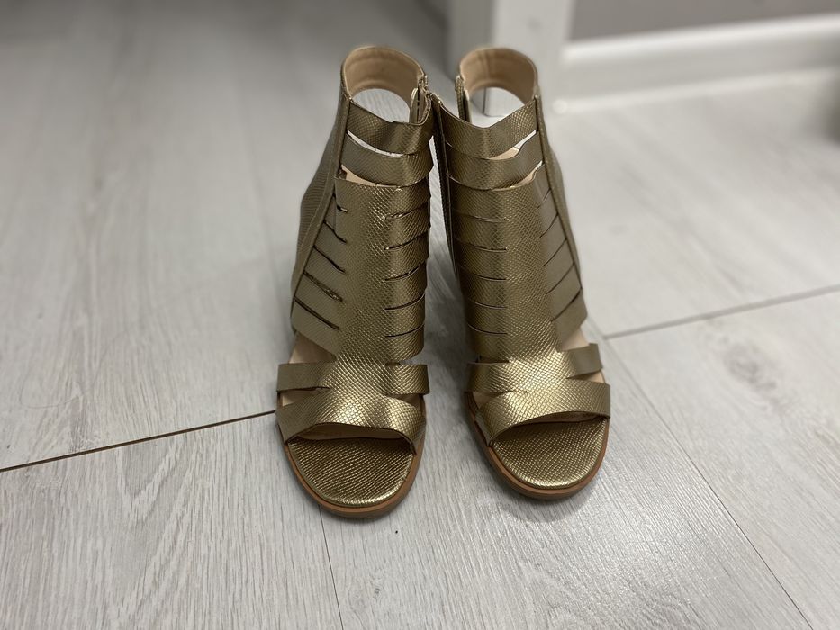 Босоножки женские