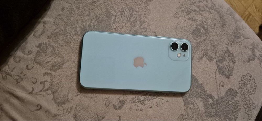 Продам айфон 11 на 64 гб батарея 77