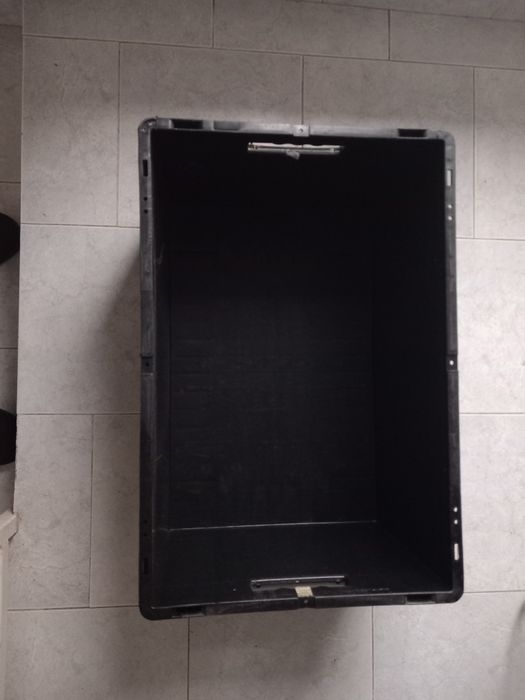 Vând ladă plastic cu capac sau fără pentru depozitare.