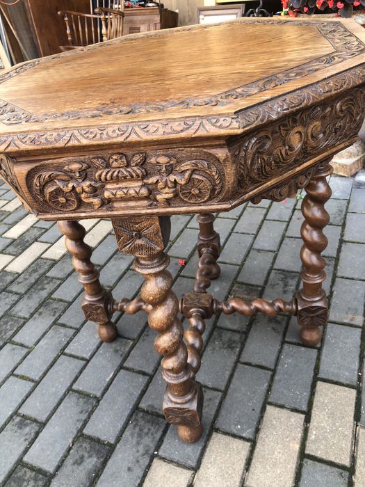 Masă veche de colecție