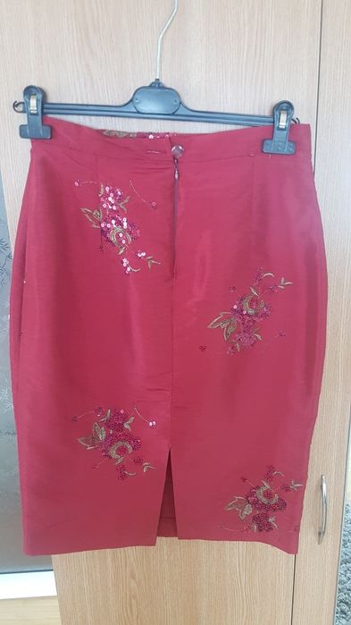 Costumaș visiniu de ocazie