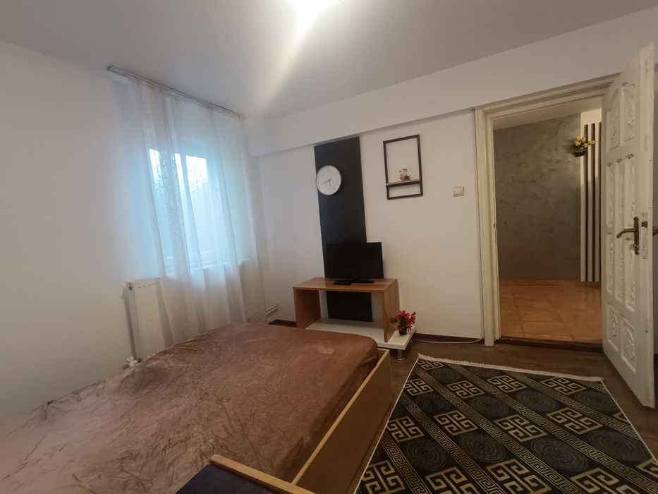 Inchiriere garsoniera la curte
