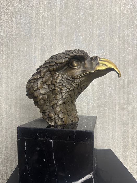 Луксозна бронзова скулптура на Орел върху черен мрамор – 27 см