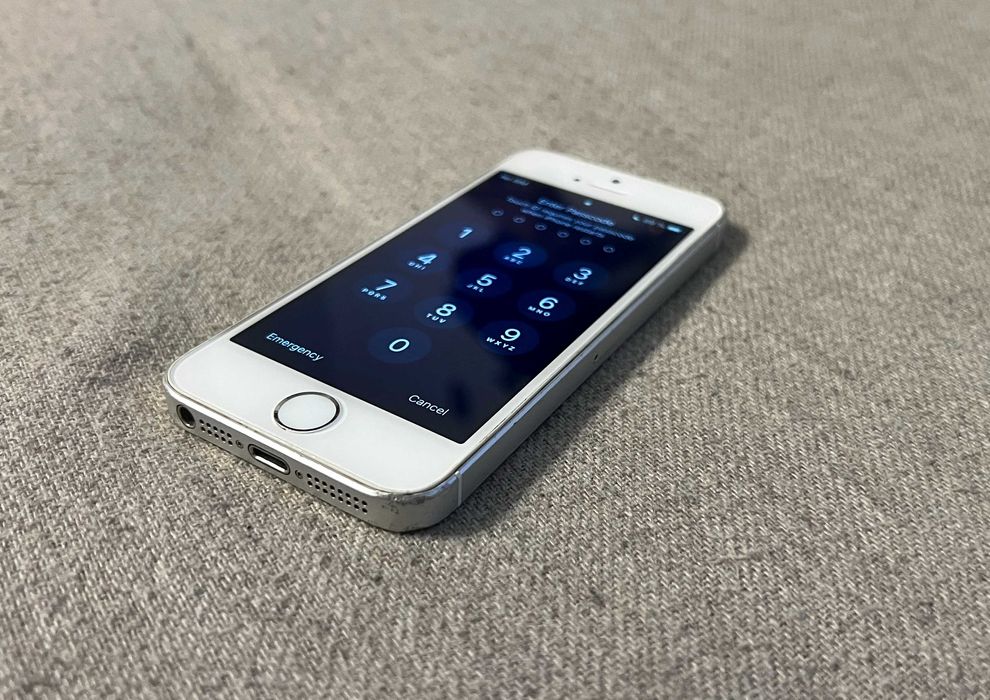 iPhone SE 16GB Silver, functioneaza dar este blocat cu parola