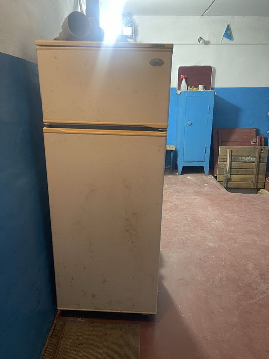 Продам холодильник Бирюса и Сейф