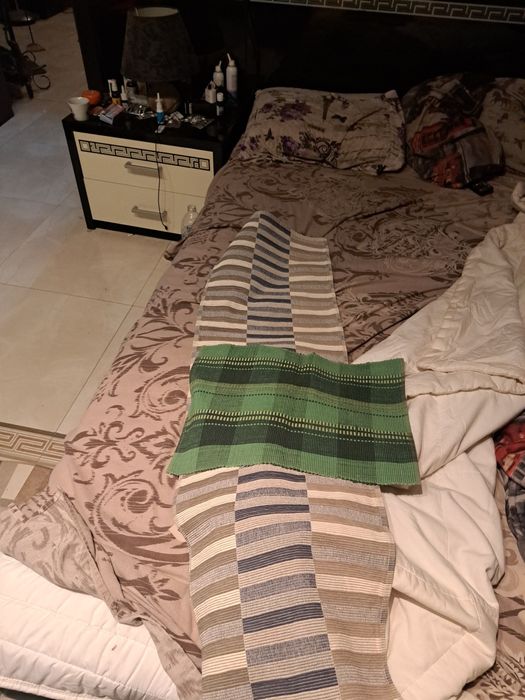 червени покривки за ресторант и т шлайфери