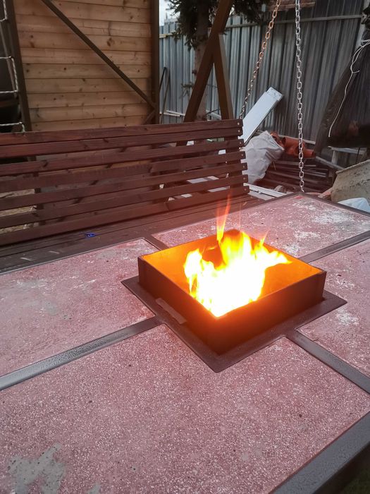 Дизайнерска градинска маса с огнище – метал и полиран бетон