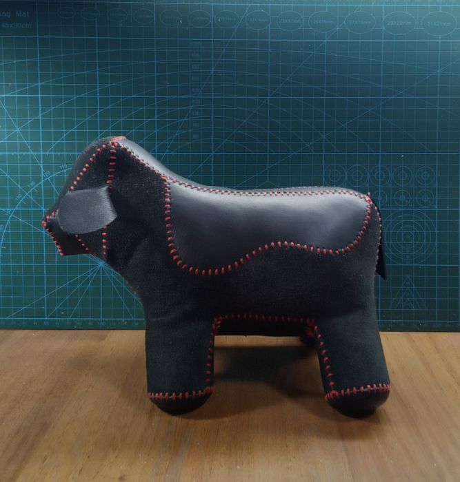 Кожаные интерьерные фигуры.