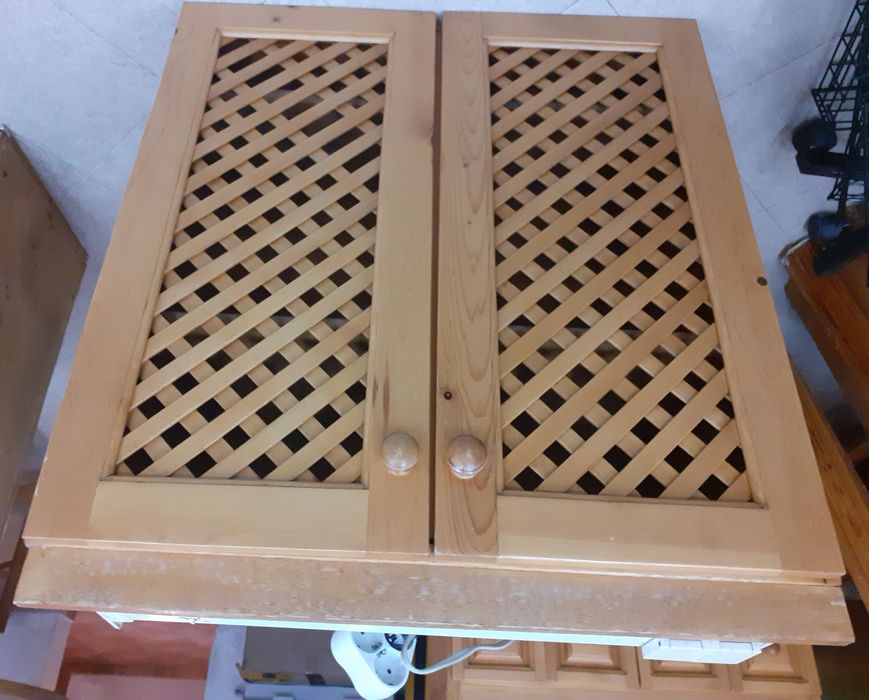 Кухненски шкафове от дърво масив и маса със столове запазени