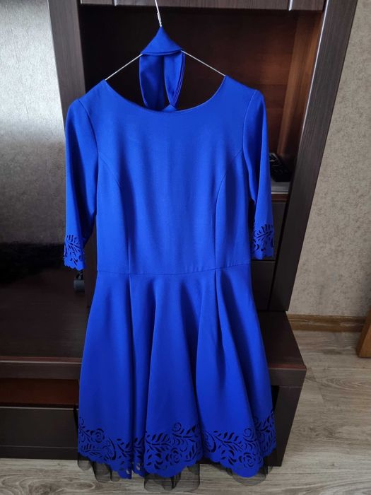 Платье красивое, цвет электра