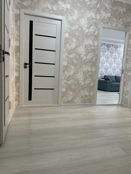 Клеим обой.