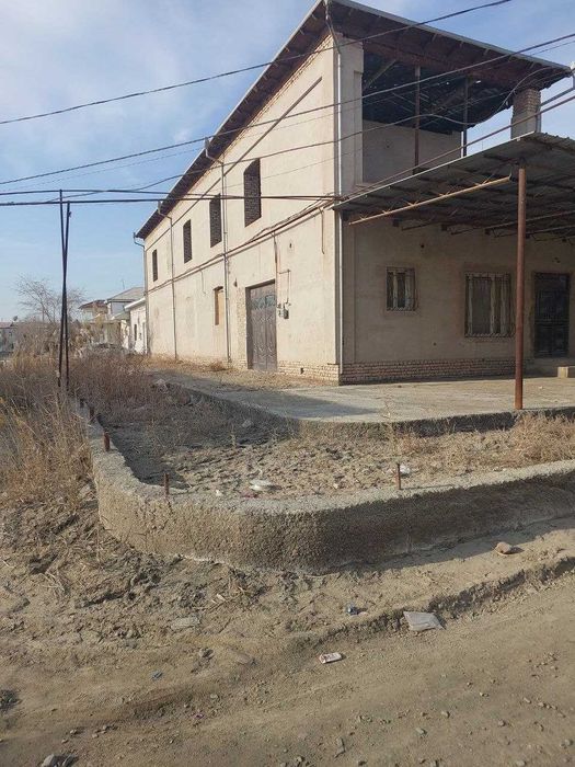 Uy sotiladi. 400 m²
