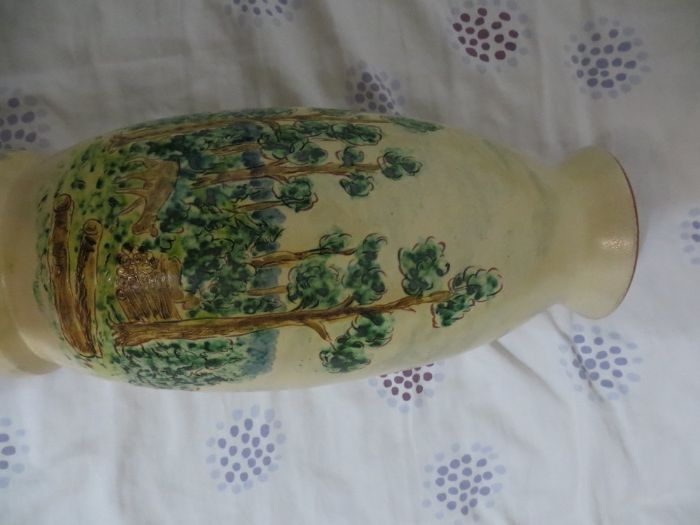 Антикварни вази с ръчно изрисувани мотиви