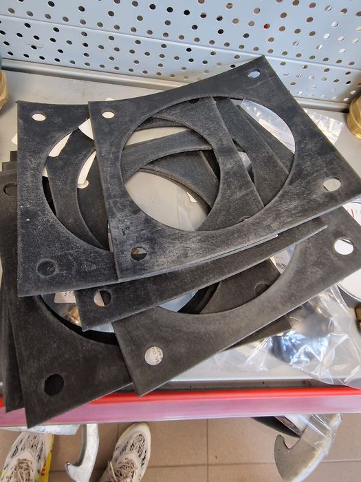Garnitura flanșa robinet vidanja 4.5.6 toli import Italia 75 lei tva i