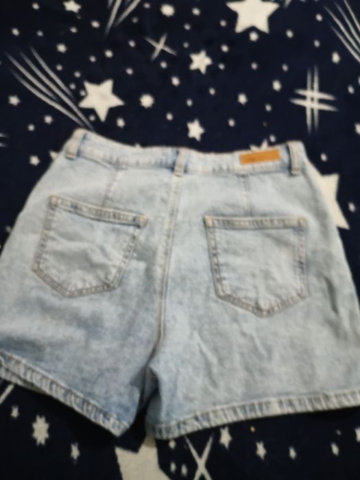 Vând pantaloni scurți de blugii