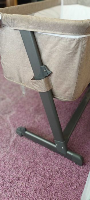 Бебешко легло/кошче next to me