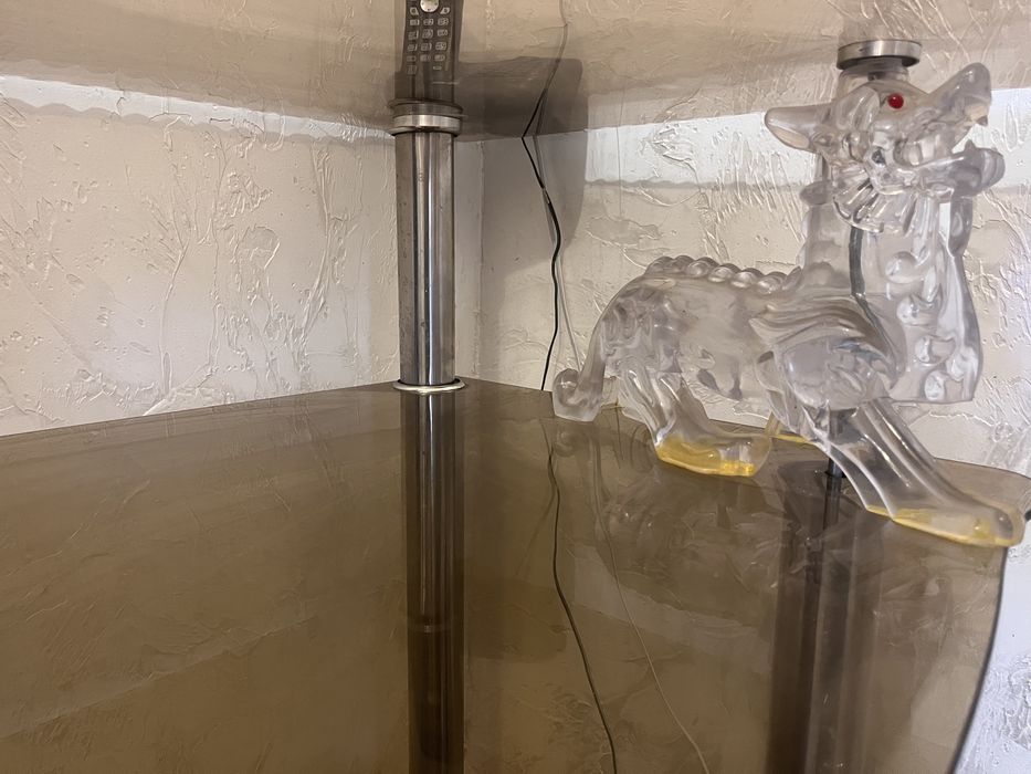 Стеклянный стол