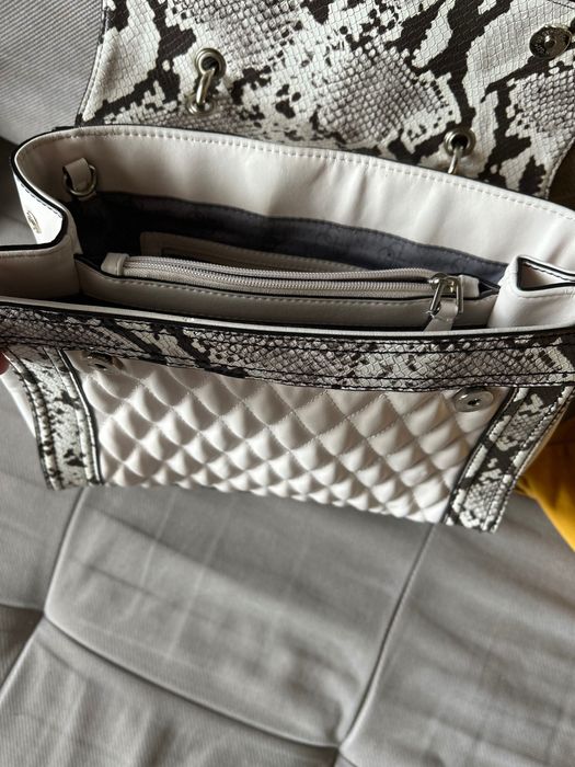 Дамска чанта Guess