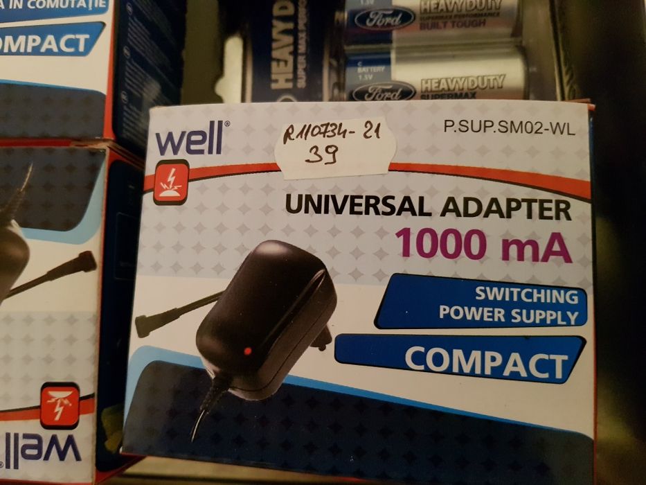 Încărcător universal 1000 mA marca Well diferite capuri adaptoare etc;