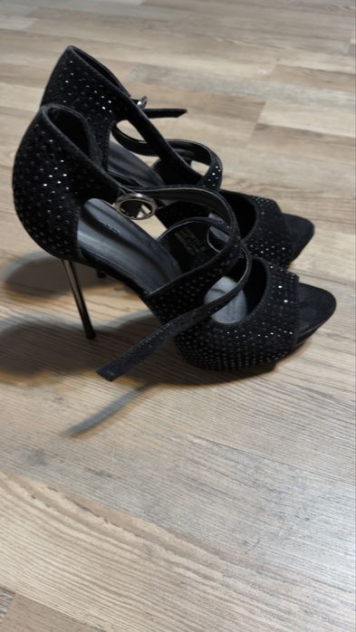 Сандали с висок ток