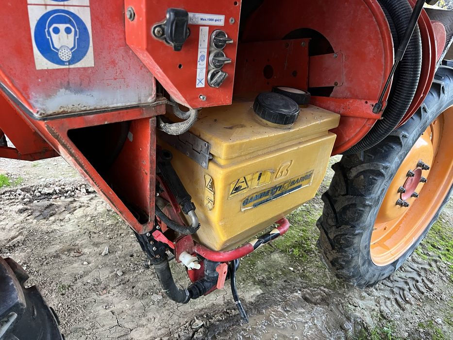 Autopropulsata Erbicidata/Stropit 18m sau schimb cu Tractor John Deere