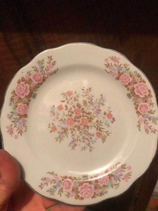 Продавам различни чинии -български порцелан