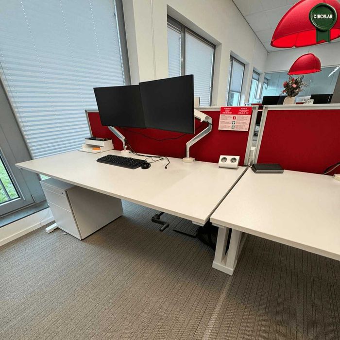 Birou Steelcase profesional cu panou despărțitor acustic, reglabil pe înălțime