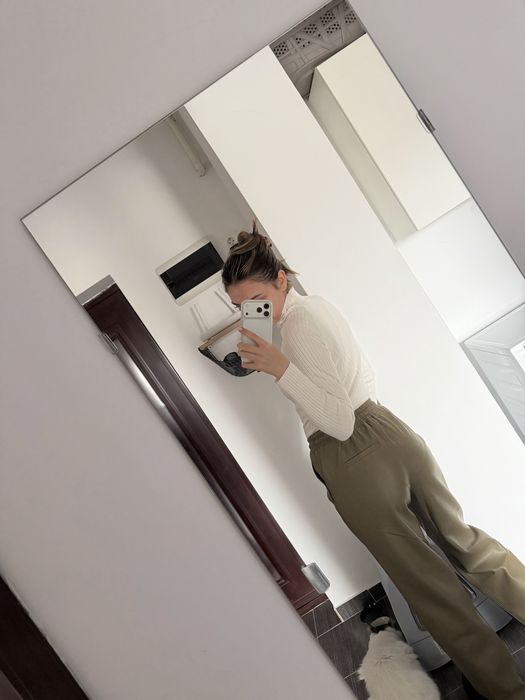 Pantaloni superbi din imitație de piele Mango