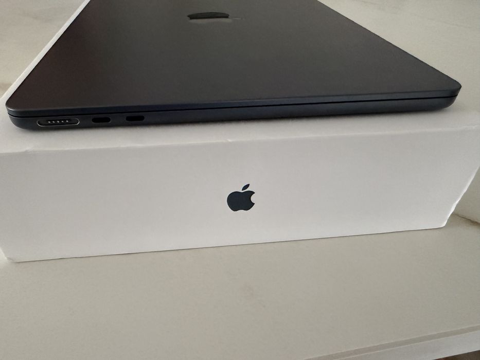 Macbook Air  13.6 inches with M2 chip- Midnight 16 GB Ram SSD 256GB