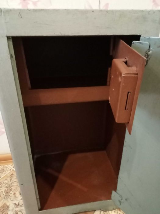Продам сейф металлический