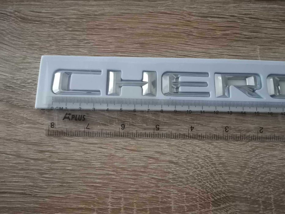 сребрист надпис емблема Jeep Grand Cherokee