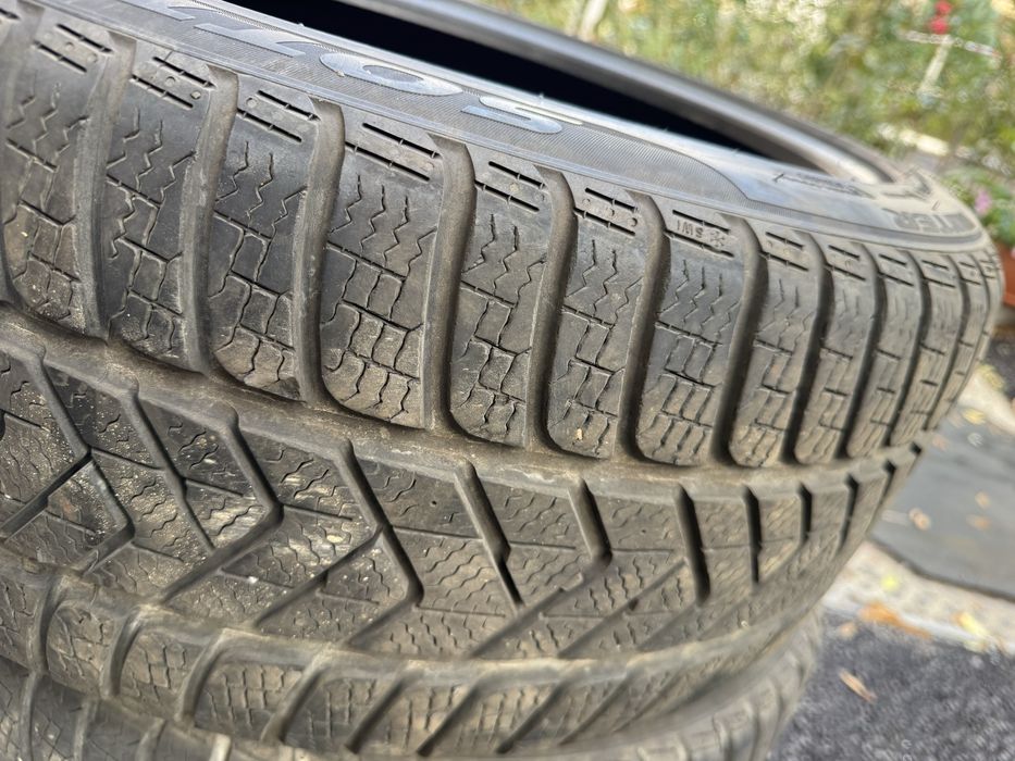 Vând 2 anvelope Pirelli Sottozero 3 245/40 R19