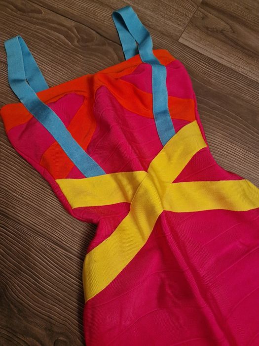 Цветна бандажна рокля