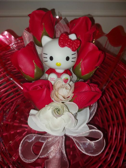 Buchet de flori Hello Kitty cu trandafiri parfumati de sapun