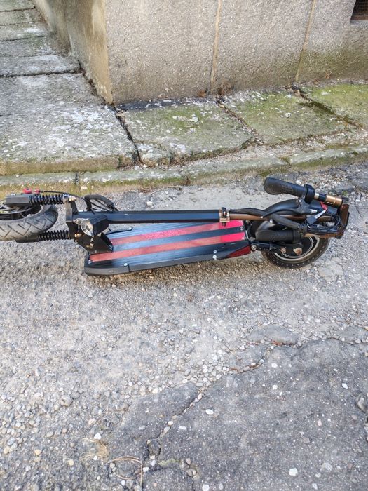 Trotineta electrica JRH. Bateria tine putin