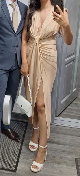 Rochie eleganta lungă/midi bej-nud cu decolteu V și crăpătură – Ocazie