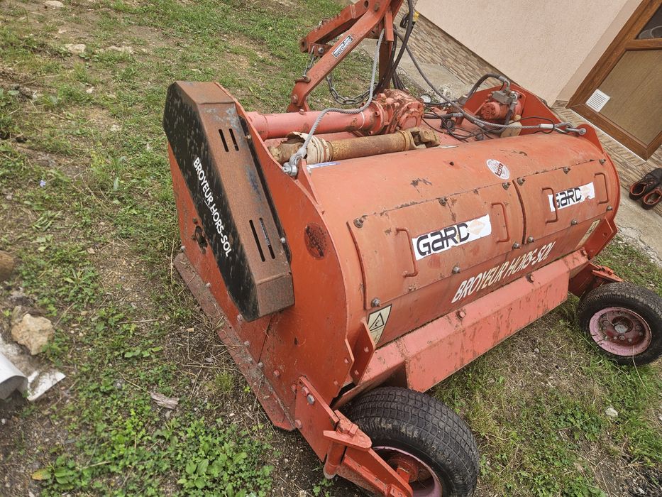 Freza de vegetatie si tocator cu picap pentru crengi , broior