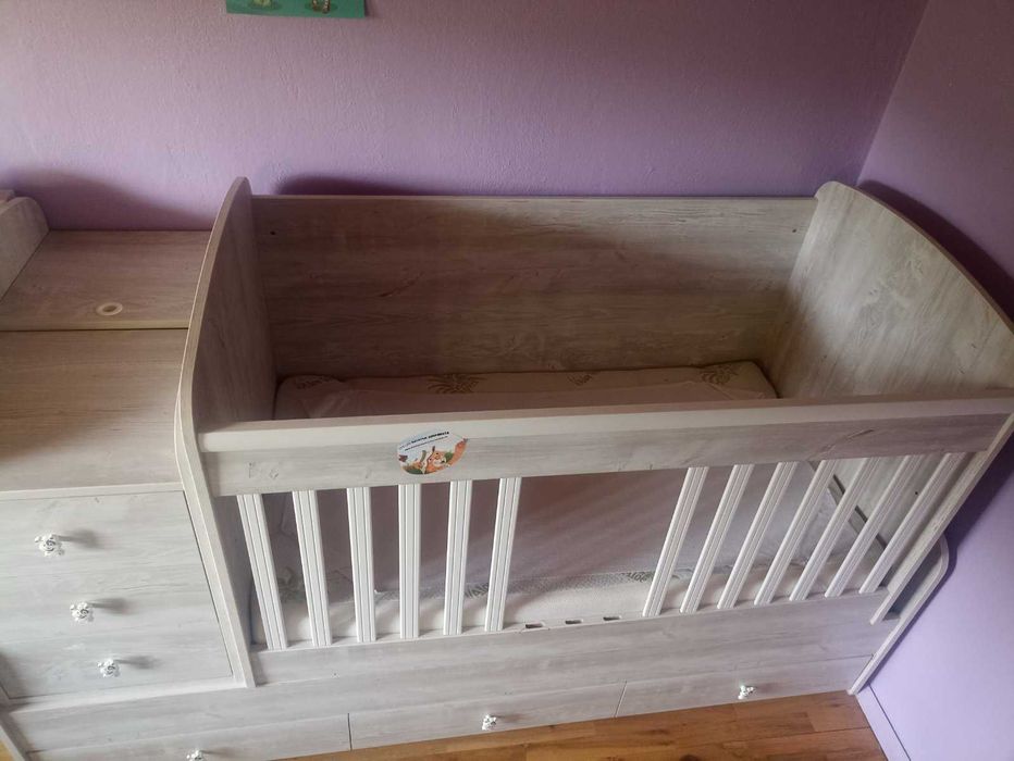 Бебешко легло, ставащо на голямо с бюро